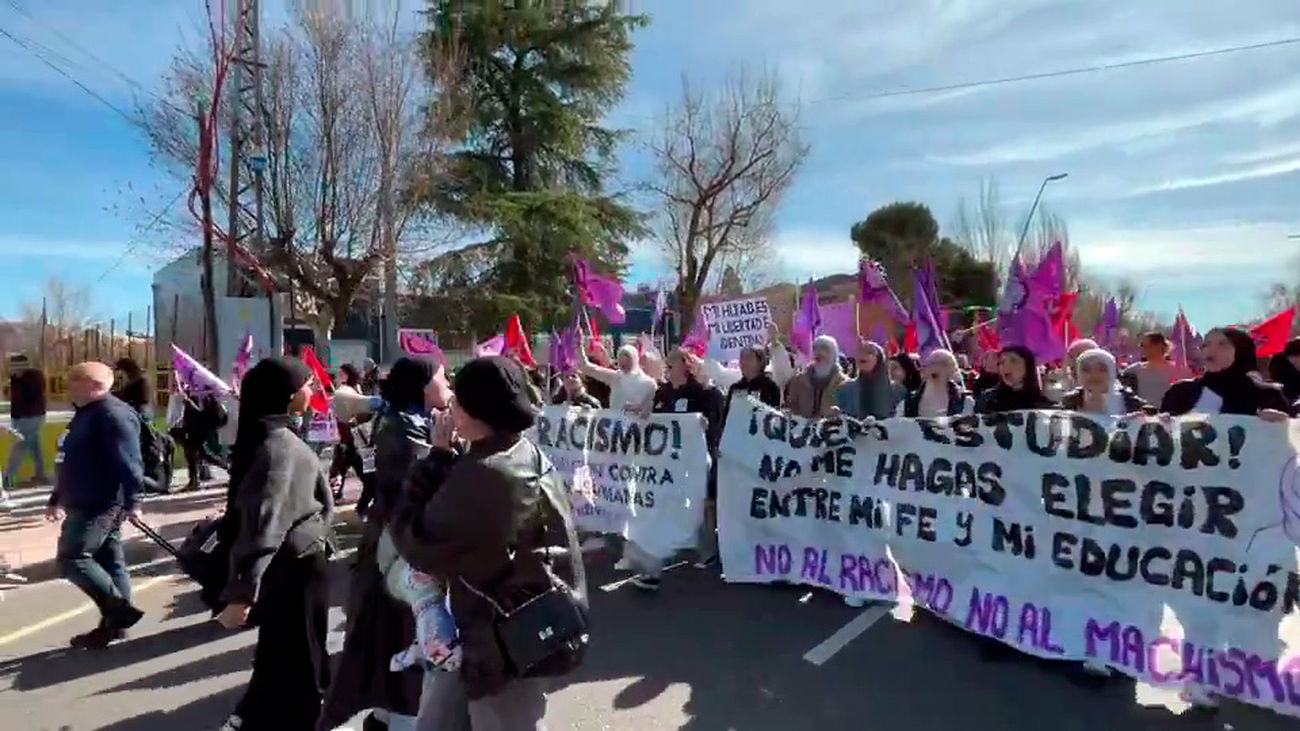 Protestas estudiantiles en Parla para que a las alumnas se les permita usar en el instituto