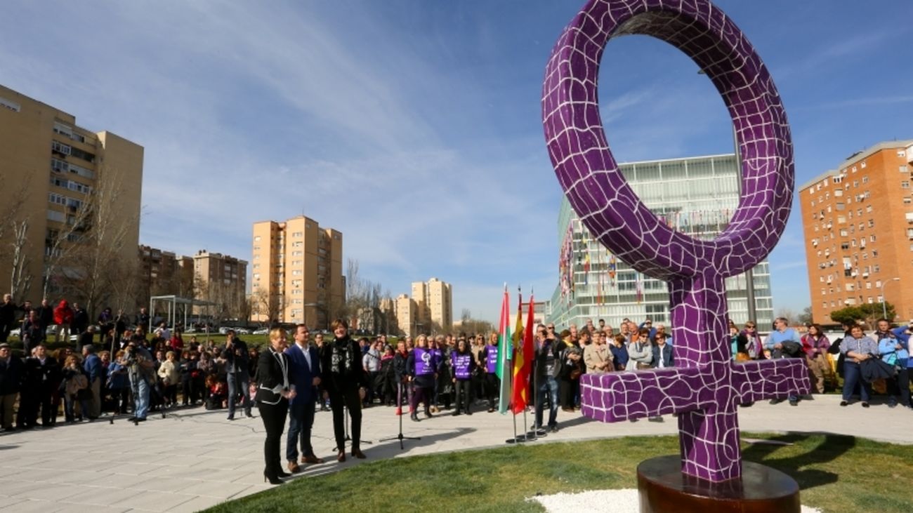 Acto en el monumento por la igualdad, en Coslada