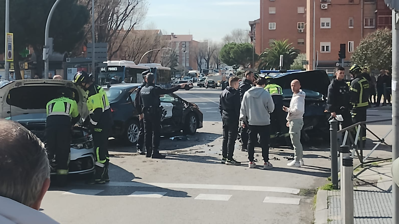 Accidente de tráfico en la Avenida de Entrevías tras perseguir la Policía Nacional a un coche huido de un control