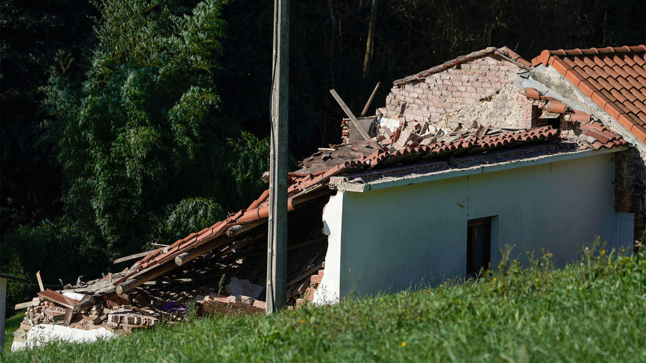 Doce heridos al derrumbarse el techo de una casa en en la localidad de Bravon (Asturias)