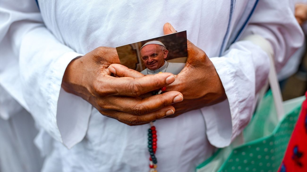 Una religiosa reza por la salud del papa Francisco