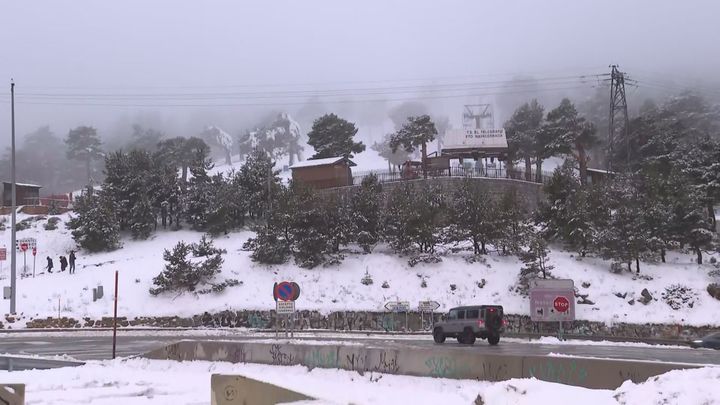 Lunes lluvioso pero menos frío y con aviso amarillo en la sierra de Madrid hasta las 06:00 horas