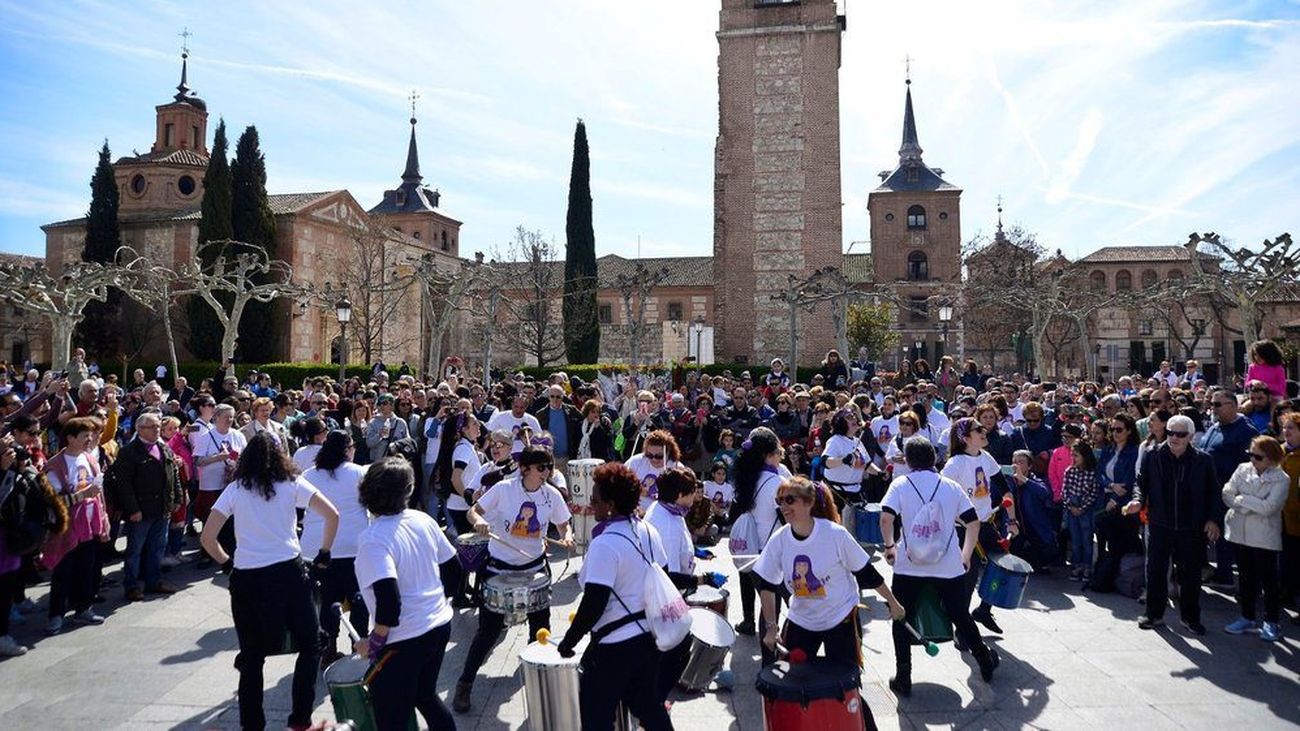 Batukada en la Plaza de Cervantes de Alcalá con motivo del 8-M