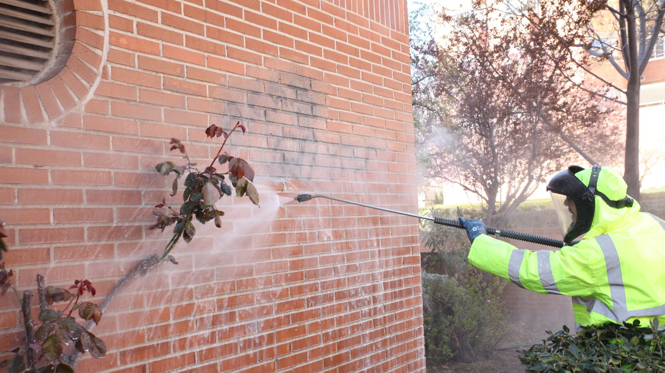 Un operario limpia una pintada en un muro de Fuenlabrada