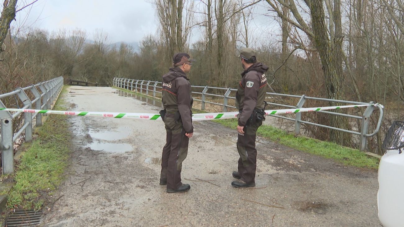 Agentes Forestales de Madrid cortan el acceso a un puente por las lluvias