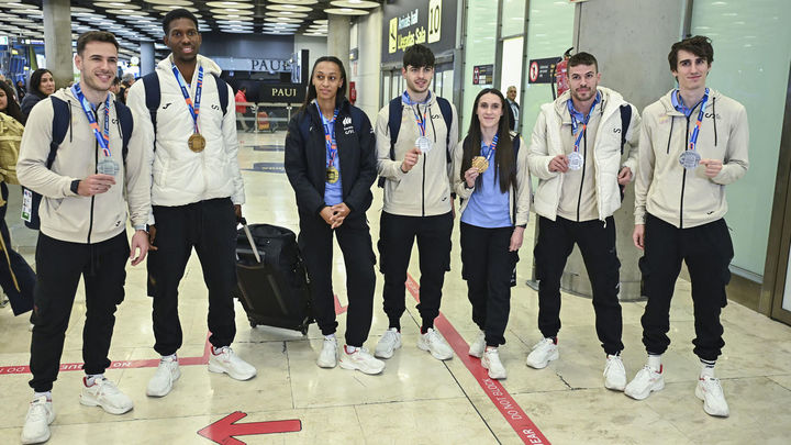 Los atletas españoles llegan radiantes a Madrid con sus medallas