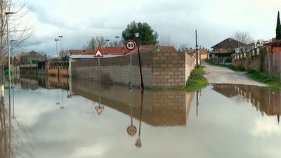 El desbordamiento del río Alberche inunda medio centenar de casas en Escalona (Toledo)