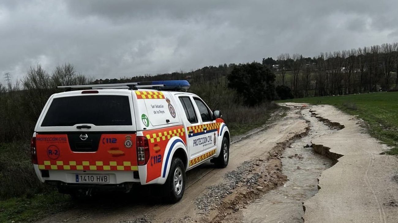 Equipo de Protección Civil de San Sebastián de los Reyes en uno de los caminos afectados por las lluvias