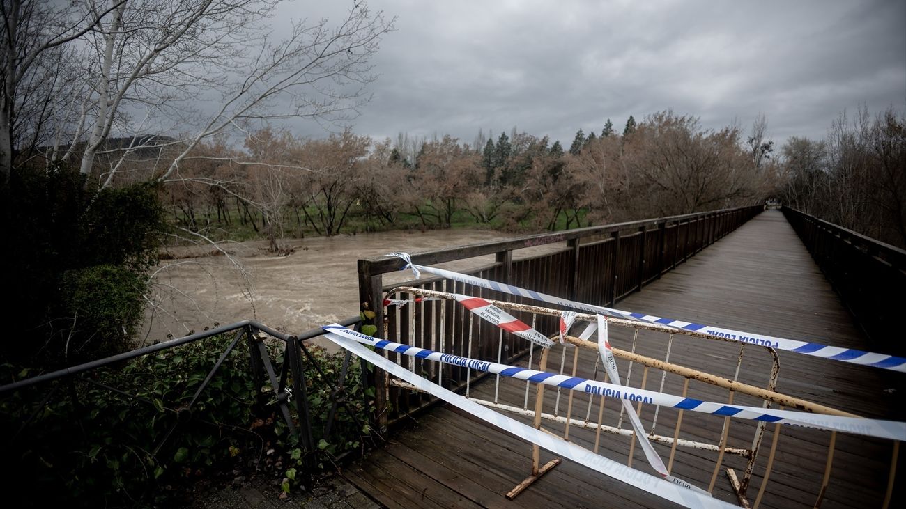 Cierre del paso a zonas inundables ante la crecida del caudal del río Henares, en Alcalá