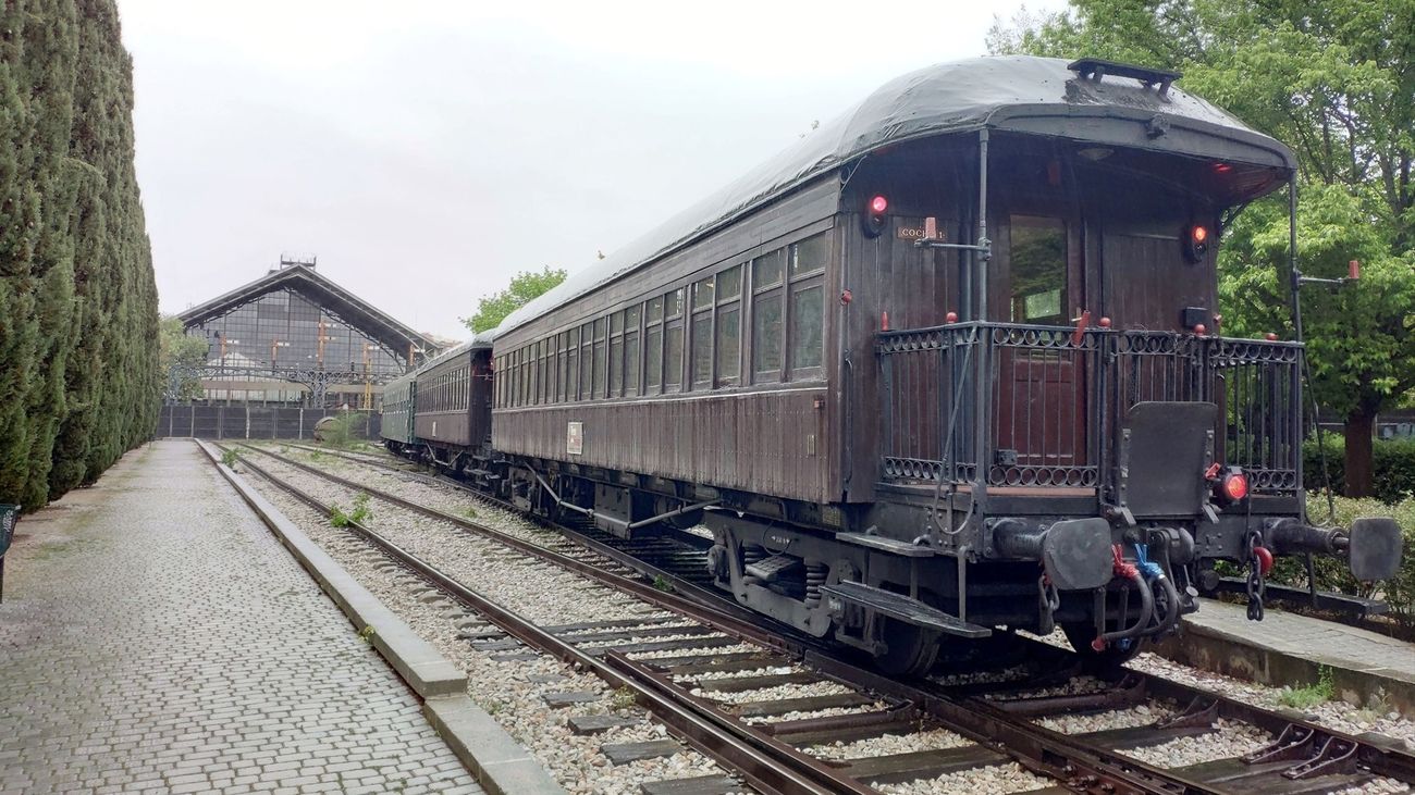 Coches históricos de Renfe empleados en el Tren de la Fresa en las vías de la Estación Museo de Delicias