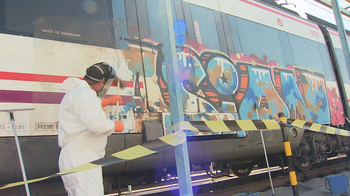 Limpieza de grafitis en un tren de Cercanías Madrid